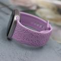 Bracelet en silicone avec motif floral gravé pour Apple Watch Series 11/10/9/8/SE 3/SE (2022)/7/SE/6/5/4/3/2/1 - 42mm/41mm/40mm/38mm
