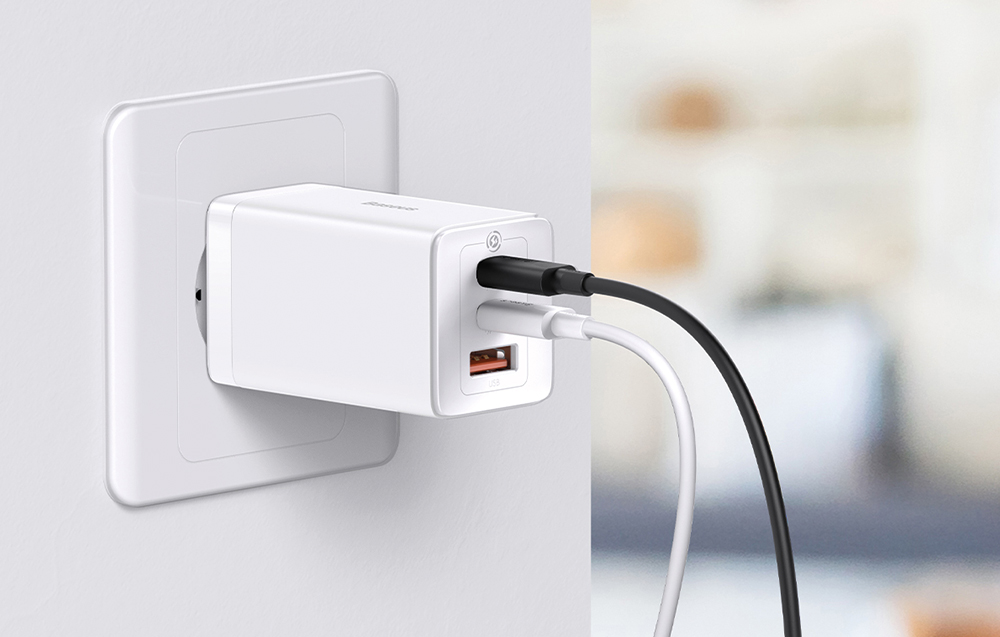 Baseus GaN5 Pro 65W Wall Charger - 2xUSB-C, USB-A - Blanc